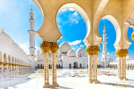 L'architettura della Sheikh Zayed Mosque ad Abu Dhabi con archi e cupole.