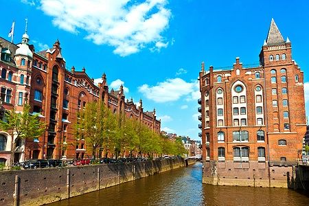 Speicherstadt di Amburgo con edifici in mattoni rossi e canale.