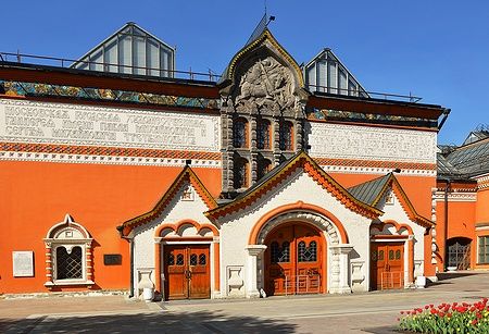 Facciata della State Tretyakov Gallery a Mosca in una giornata di sole.