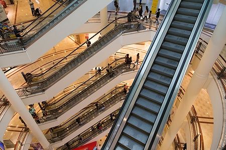 Scale mobili nell'affollato Suria KLCC Shopping Mall a Kuala Lumpur.