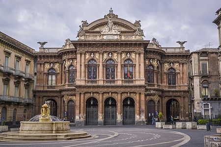 Facciata del Teatro Massimo Bellini a Catania con fontana in primo piano.