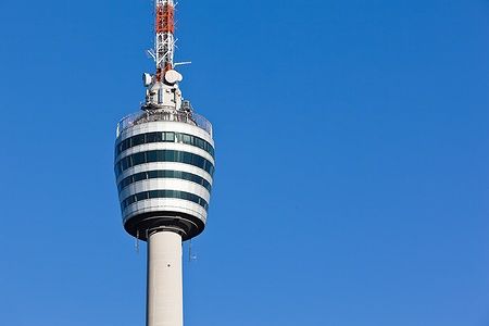 Torre della televisione di Stoccarda contro un cielo blu limpido.
