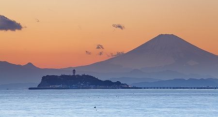 Monte Fuji al tramonto visto dalla baia di Sagami a Kamakura.