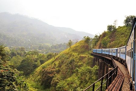 Treno blu su un ponte tra le colline del Sri Lanka vicino a Ella.