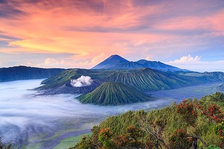 Il vulcano Bromo all'alba avvolto dalla nebbia, East Java, Indonesia.