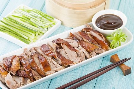 Anatra alla pechinese con salsa hoisin, cetrioli e cipollotti.