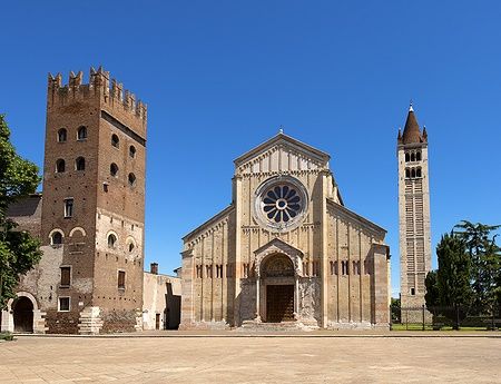 Facciata e campanile della Basilica di San Zeno a Verona, Italia.