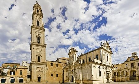 Basilica di Santa Croce a Lecce con la torre campanaria in un giorno di cielo azzurro.