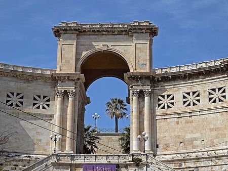 Il Bastione di Saint Remy a Cagliari con colonne e dettagli architettonici.