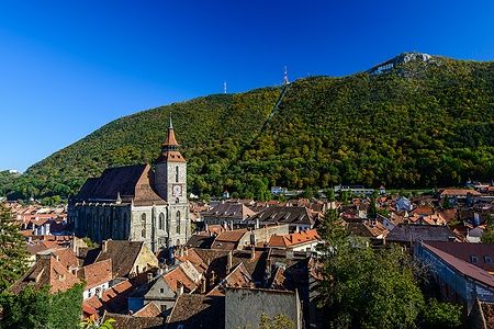 Vista del centro storico di Brașov con la Chiesa Nera e il monte Tâmpa.