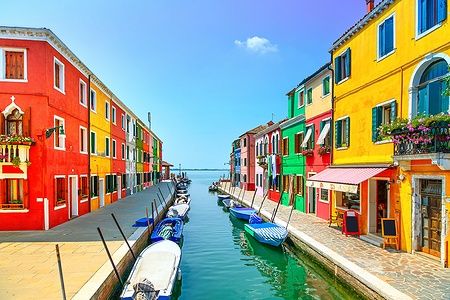 Case colorate e barche lungo il canale di Burano, Venezia.