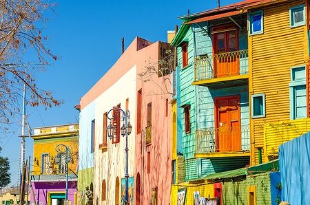 Edifici colorati lungo Caminito Street a La Boca, Buenos Aires.