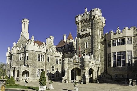 Facciata frontale di Casa Loma a Toronto sotto un cielo sereno.