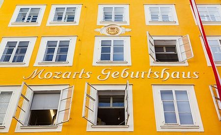 Facciata della casa natale di Wolfgang Amadeus Mozart a Salisburgo.