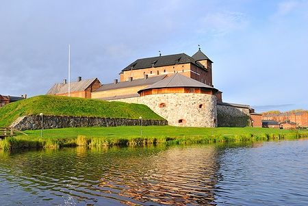 Castello medievale di Hämeenlinna in Finlandia vicino a un fiume.