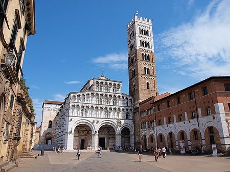 Cattedrale di San Martino a Lucca con persone in piazza.