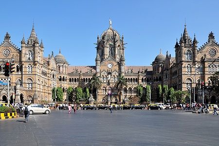 Facciata della stazione Chhatrapati Shivaji Terminus a Mumbai.