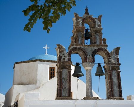 Campanile e chiesa a Pyrgos Kallistis, Santorini, Grecia.