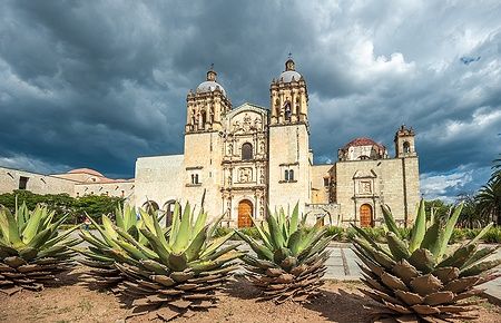 Chiesa di Santo Domingo de Guzmán a Oaxaca con cielo nuvoloso.