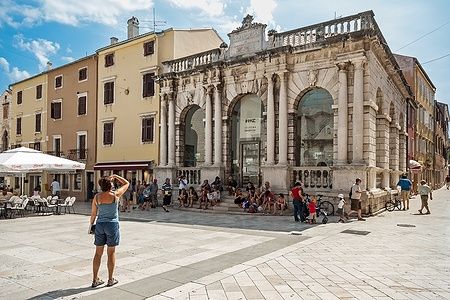 City Lodge a Zadar con persone che si rilassano sulla piazza.
