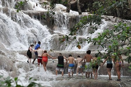 Persone che scalano le Dunns River Falls a Ocho Rios, Giamaica.