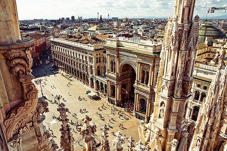Vista aerea del Duomo di Milano e dell'ingresso della Galleria Vittorio Emanuele II.