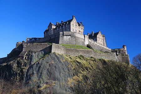 Il Castello di Edimburgo in Scozia sotto un cielo blu.