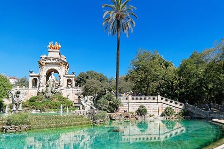 La fontana monumentale del Parc de la Ciutadella a Barcellona con cielo blu e natura rigogliosa.