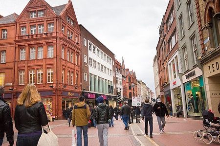 Vista di Grafton Street a Dublino con gente che passeggia.