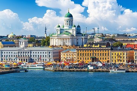 Vista panoramica della Piazza del Mercato e Cattedrale di Helsinki in estate.