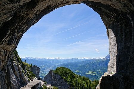 Ingresso della grotta di ghiaccio Eisriesenwelt con vista sulle Alpi.