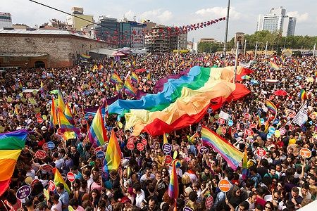 Una folla con bandiere arcobaleno durante il Pride a Piazza Taksim, Istanbul, 2013.