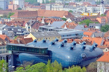 Vista del Kunsthaus Graz con la città di Graz, Austria, sullo sfondo.