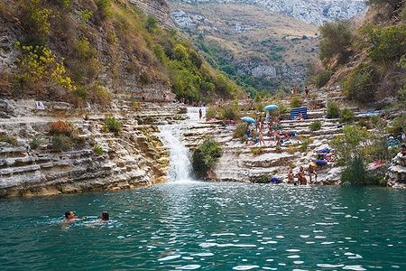 Persone che nuotano nei Laghetti di Cava Grande, Avola, vicino a Siracusa.