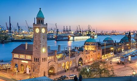 Landungsbrücken e porto di Amburgo al tramonto.