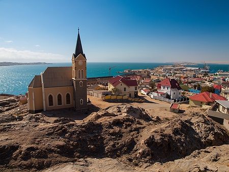 Vista generale di Lüderitz in Namibia con chiesa e mare sullo sfondo.