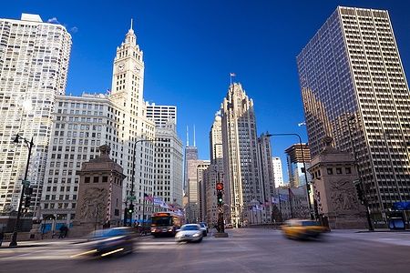 Magnificent Mile a Chicago con grattacieli e traffico cittadino.