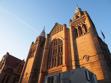 La chiesa all'Università di Manchester illuminata dalla luce del tramonto.