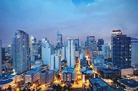 Vista notturna dello skyline del distretto di Makati a Manila.