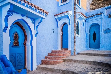 Edifici blu nella medina di Chefchaouen, Marocco.