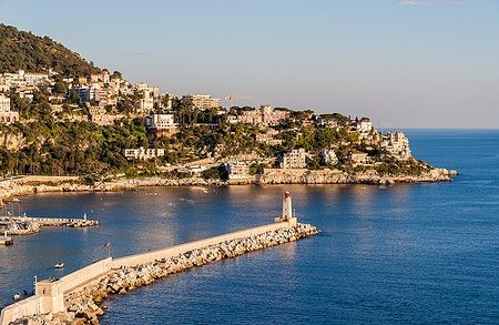 Mont Boron visto dalla Colline du Château a Nizza, con edifici e mare.