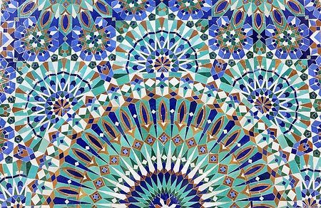 Mosaico colorato con motivi geometrici alla Moschea Hassan II, Casablanca, Marocco.