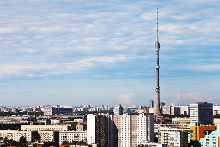 Panorama di Mosca con la torre televisiva Ostankino e grattacieli.