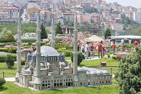 Modello della Moschea di Selimiye nel Miniaturk Museum di Istanbul con turisti.