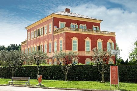 Museo Matisse a Nizza, Francia, villa genovese rossa con giardino.