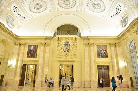 Persone in un corridoio del Museo Nazionale d'Arte della Romania a Bucarest.