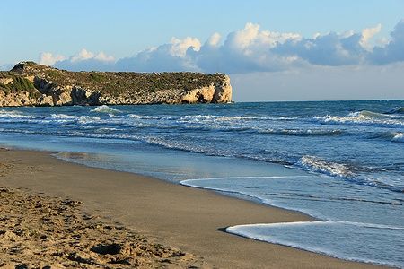 Spiaggia di Patara con mare e cielo azzurro ad Antalya, Turchia.