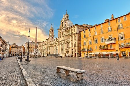 Piazza Navona a Roma illuminata dal sole al tramonto.