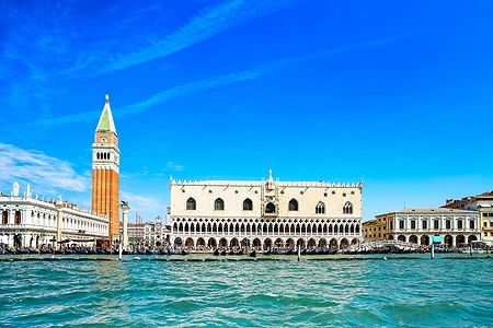 Piazza San Marco con Campanile e Palazzo Ducale vista dal mare, Venezia.