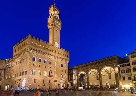 Piazza della Signoria e Palazzo Vecchio illuminati di notte a Firenze.